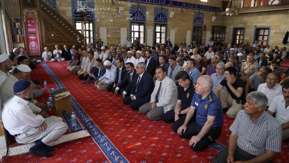 Vali Doç. Dr. Gündüzöz, trafik kazasında vefat eden polis memurları Tatlısu ve Altaş için düzenlenen mevlid programlarına katıldı 