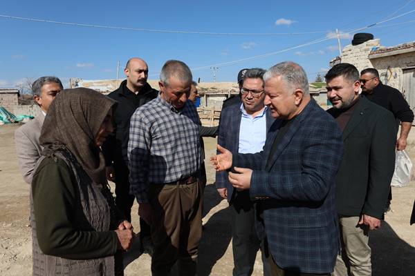 Vali Duru'dan eli nasırlı anne babaya vefa ziyareti