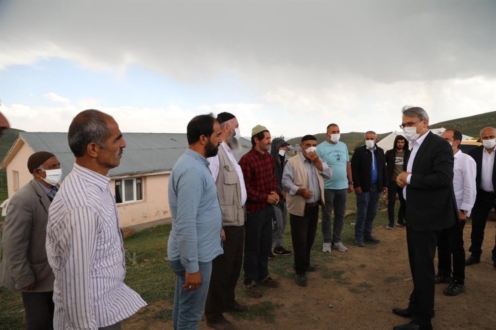 Vali Ekinci, deprem ve sel bölgelerinde incelemede bulundu 
