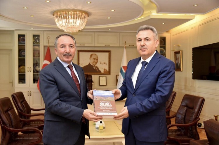 Vali Elban’dan AİÇÜ Rektörü Prof. Dr. Katabukut’a veda ziyareti 