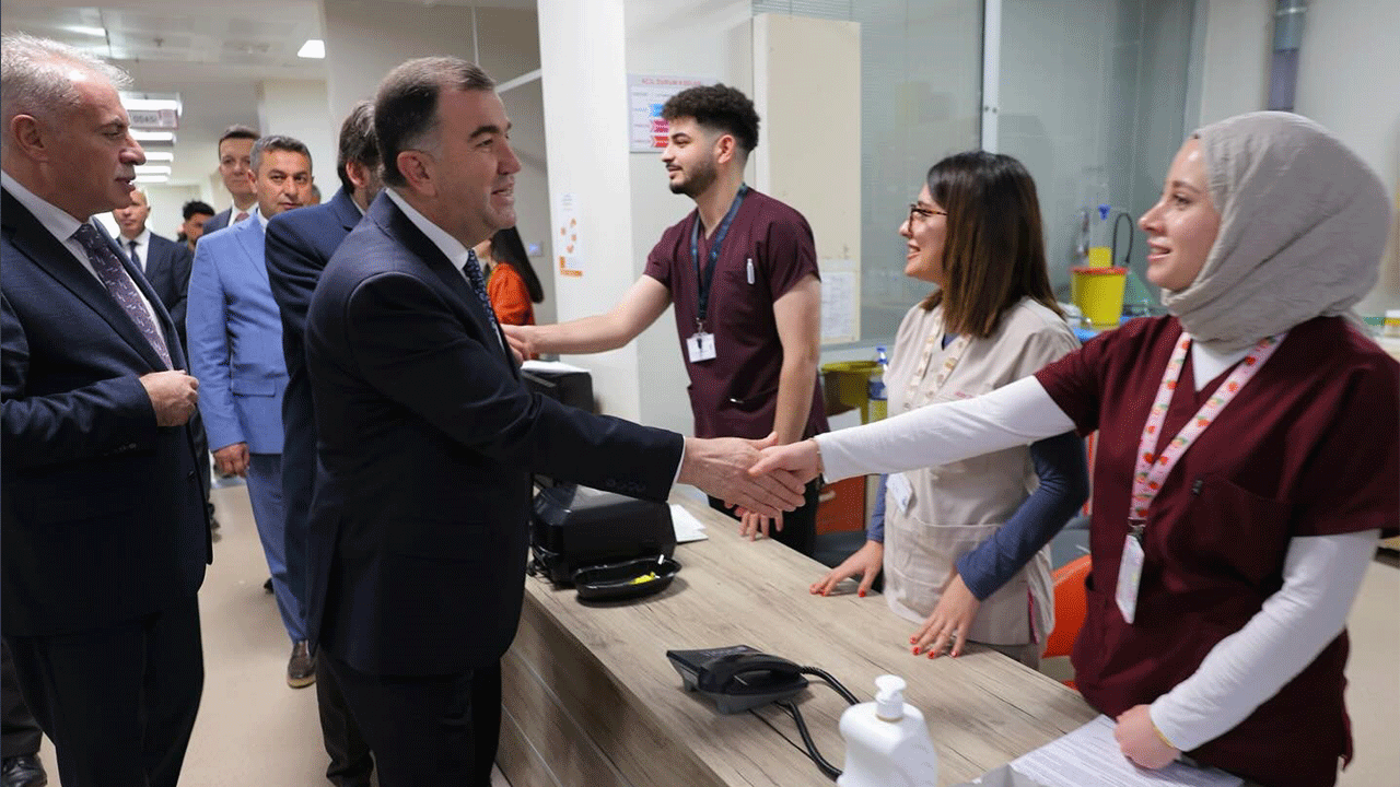 Vali Eldivan, hastanede tedavi gören hastaları ziyaret etti