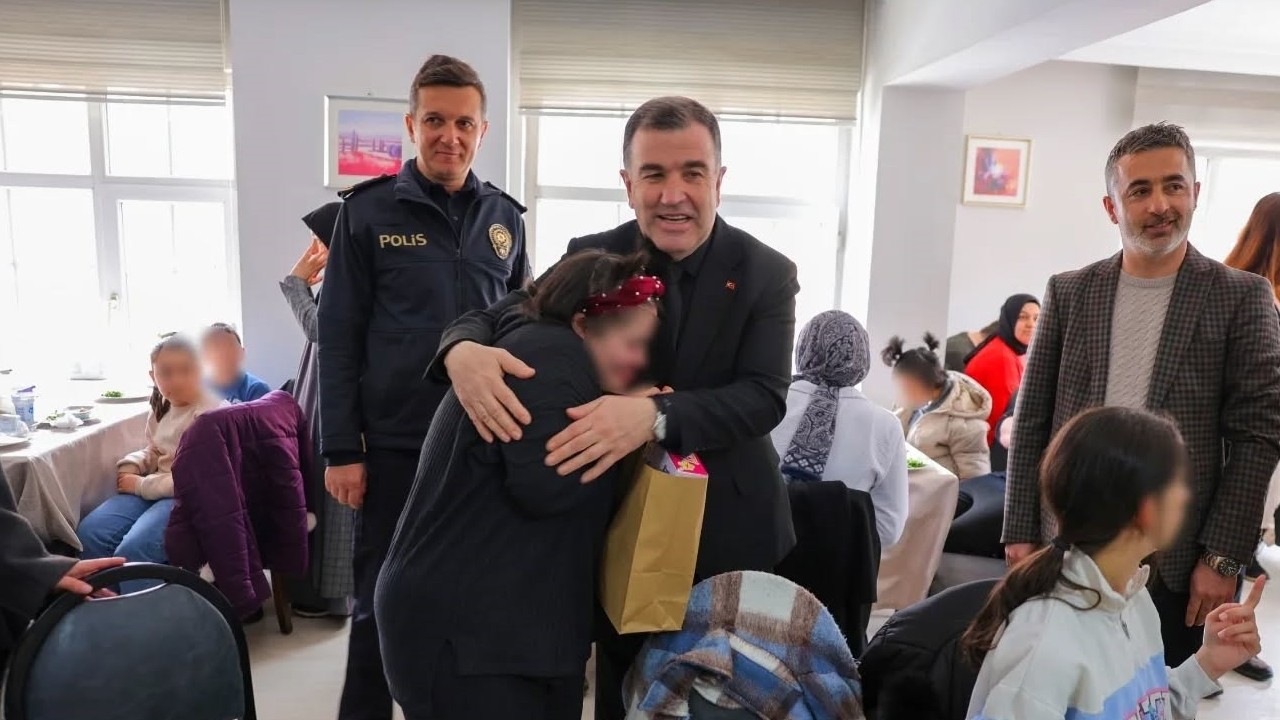 Vali Eldivan, özel öğrencilerle yemekte buluştu