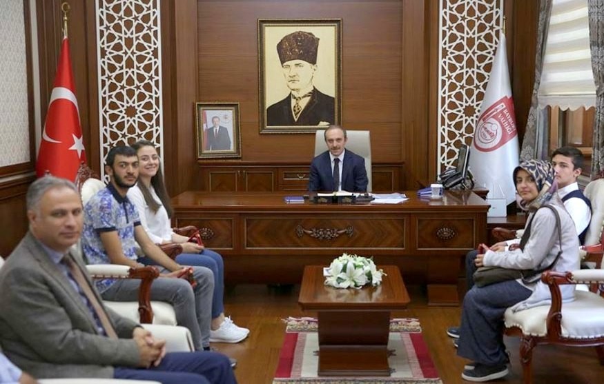 Vali Epcim başarılı öğrencileri ağırladı 