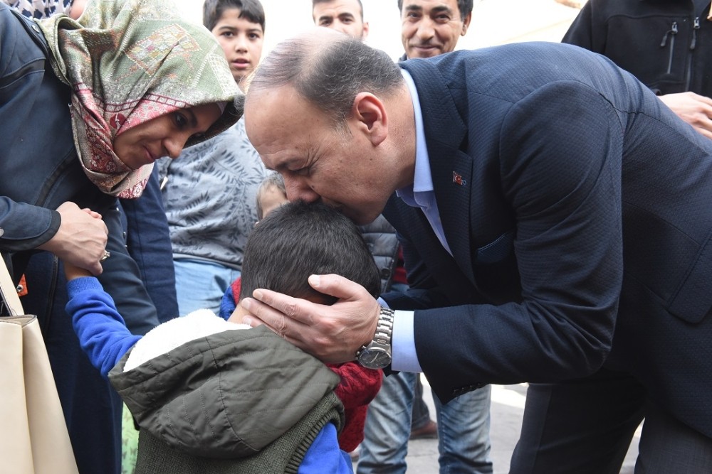 Vali Erin çarşı esnafını gezdi 