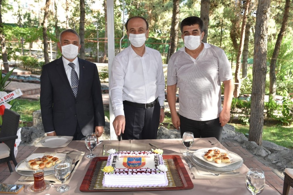 Vali Erin jandarmayı pasta keserek kutladı 