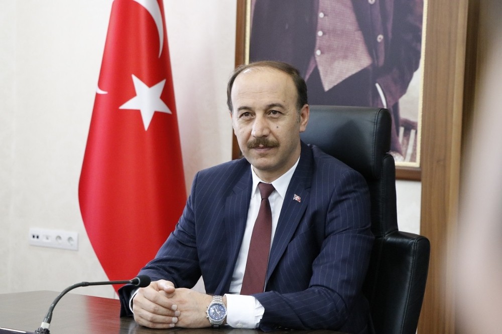 Vali Erin Zafer Bayramını kutladı 