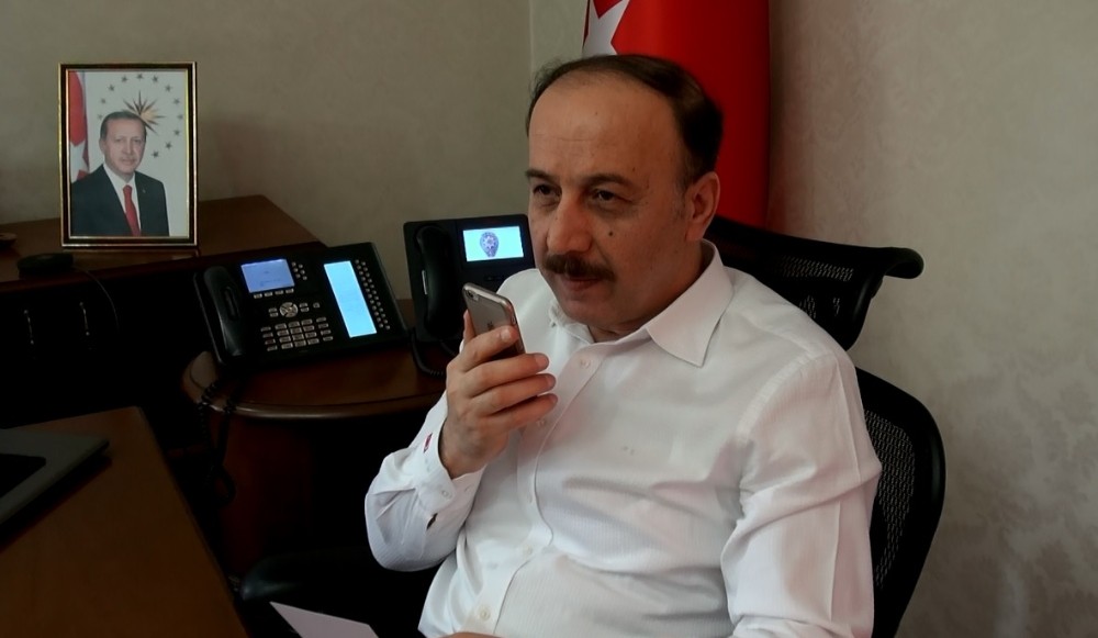 Vali Erin’i Türk bayrağı için arayan çocuk 