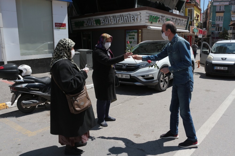 Vali Ersin Yazıcı’dan 65 yaş üstü annelere çiçek 