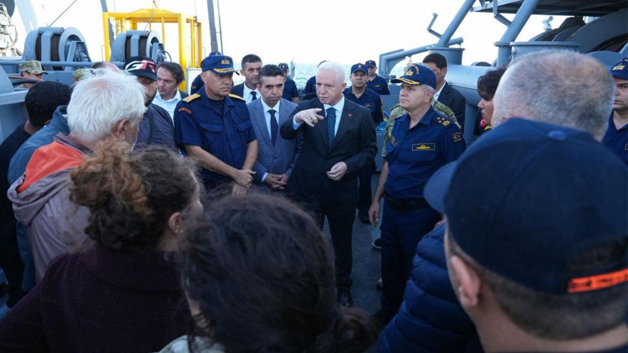 Vali Gül arama-kurtarma çalışmalarını TCG Akın gemisinde inceledi