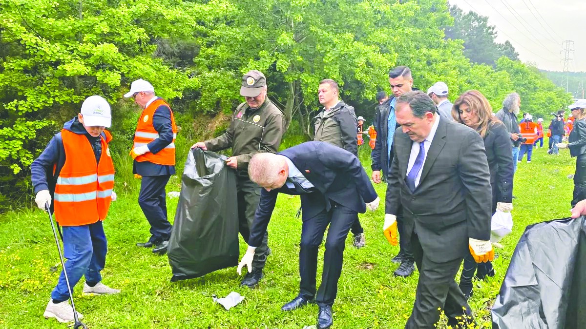 Vali Gül çocuklarla birlikte çöp topladı