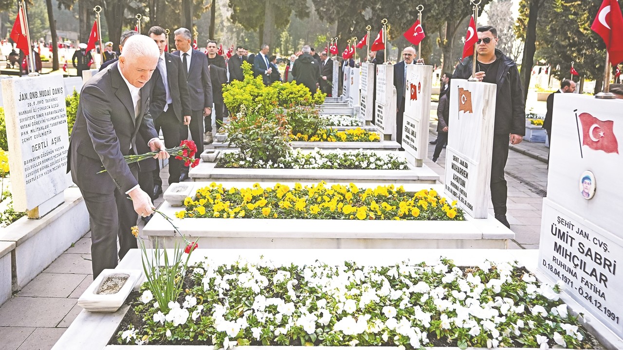 Vali Gül, şehitliği ziyaret etti