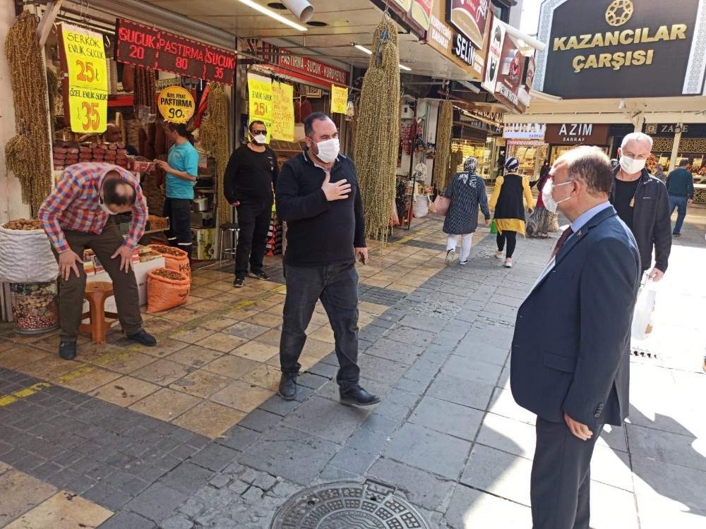 Vali Günaydın çarşı esnafını ziyaret etti, maske dağıttı 