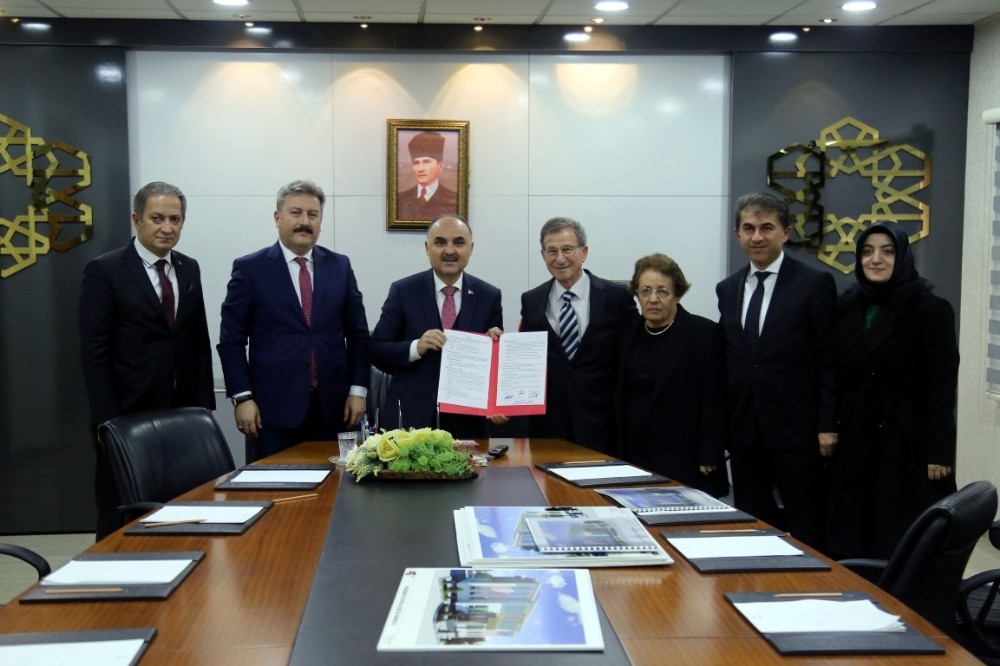 Vali Günaydın ile Hayırsever Altuntaş Ailesi Arasında Okul Protokolü İmzalandı 