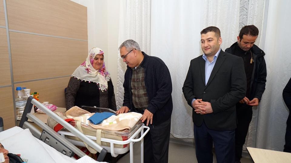 Vali Gündüzöz, yılın ilk bebeklerini ziyaret etti 