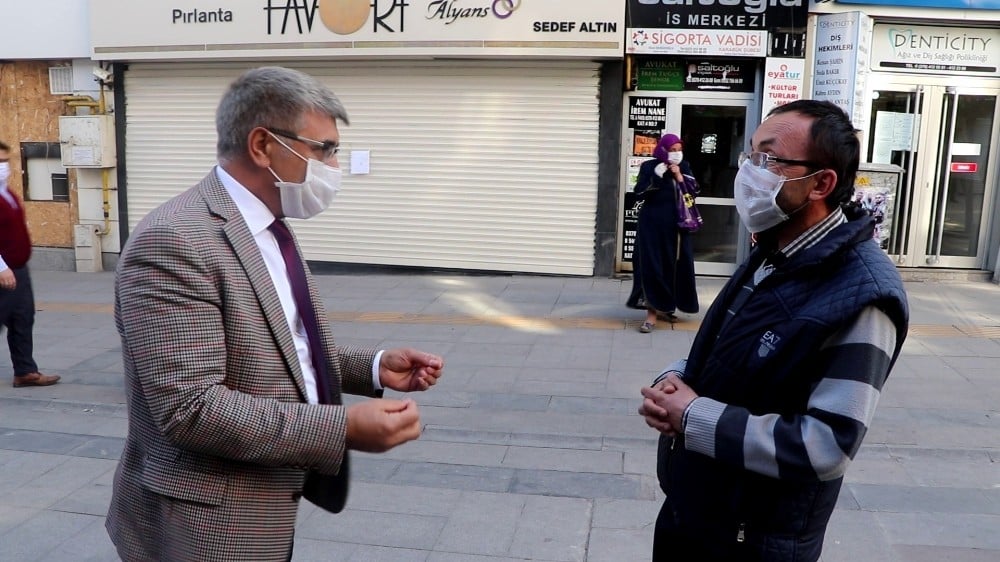Vali Gürel caddede maske dağıtıp, maske ‘Evde kal’ uyarısı yaptı 
