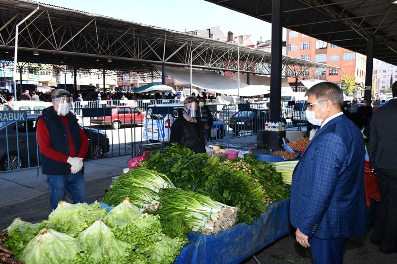 Vali Gürel halk pazarındaki tedbirleri denetledi 