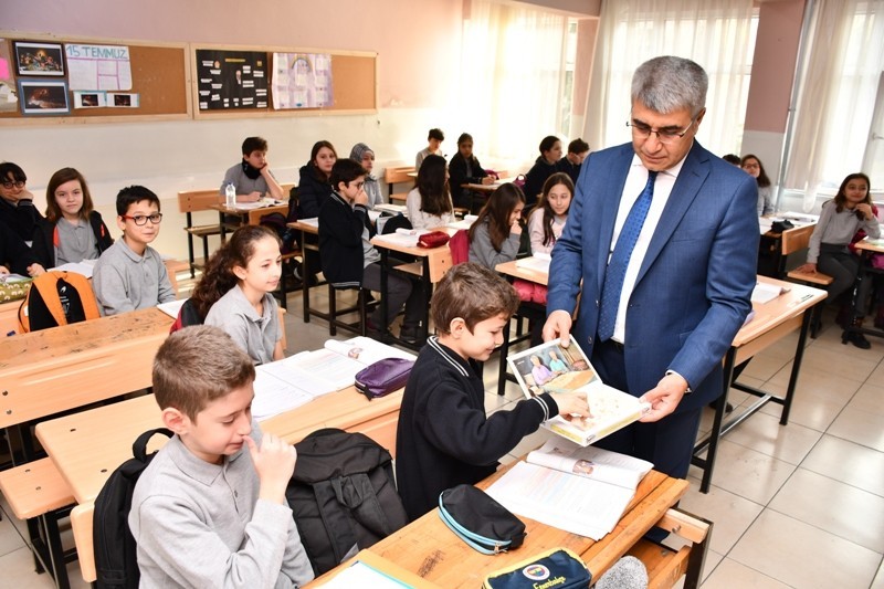 Vali Gürel makam arabasını merak eden öğrencileri araca bindirdi 