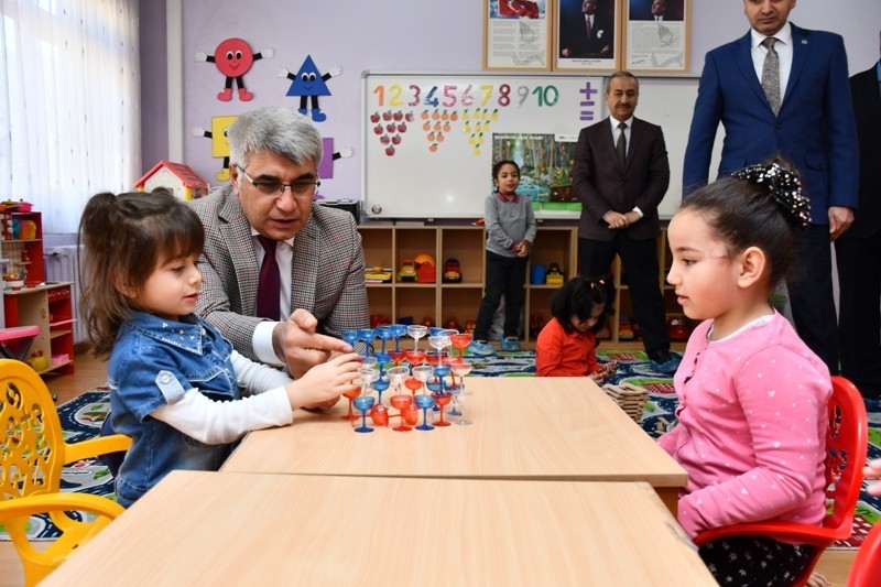 Vali Gürel okul ziyaretlerine devam ediyor 
