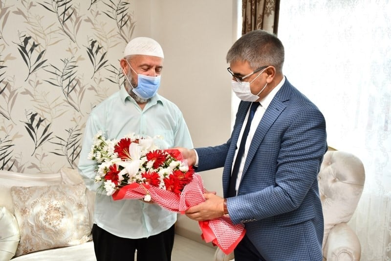 Vali Gürel şehit babalarını ziyaret etti 