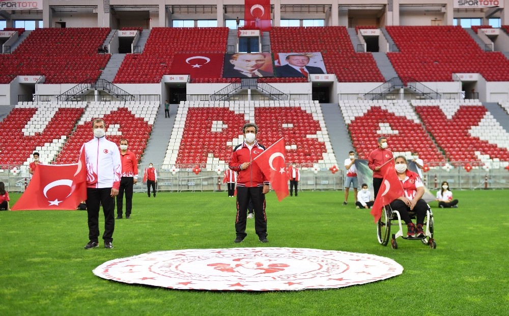 Vali Güzeloğlu 19 Mayısı İstiklal Marşı okuyarak kutladı 