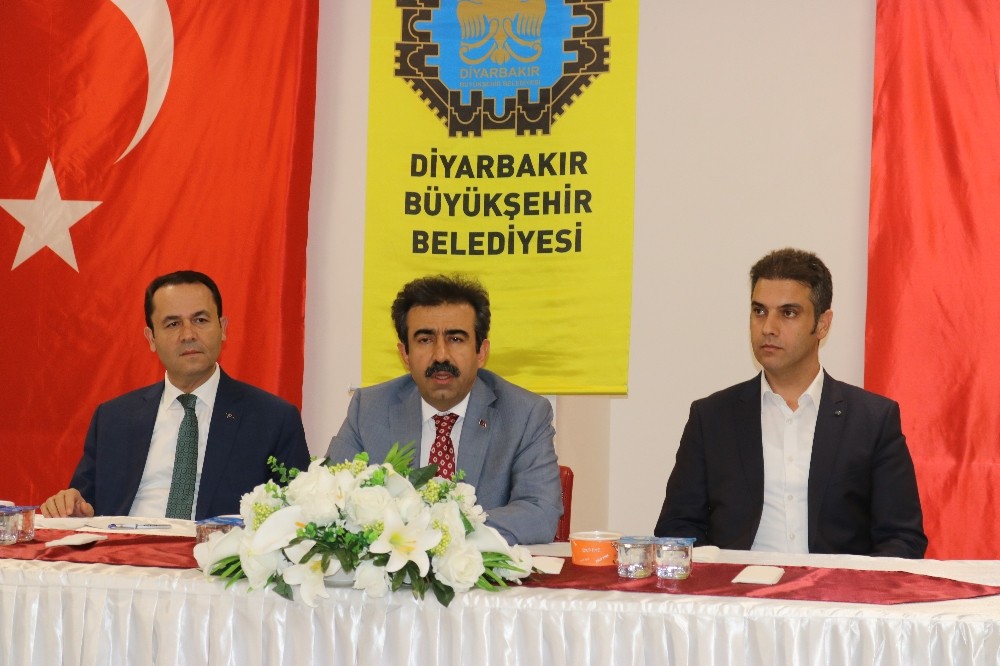 Vali Güzeloğlu, aşure ikramı programında vatandaşlarla bir araya geldi 