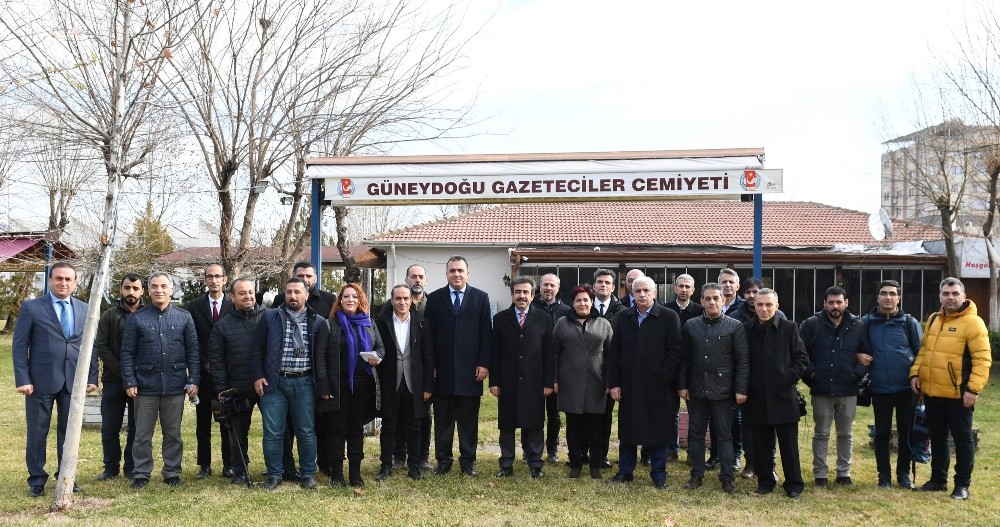 Vali Güzeloğlu gazetecilerle bir araya geldi 