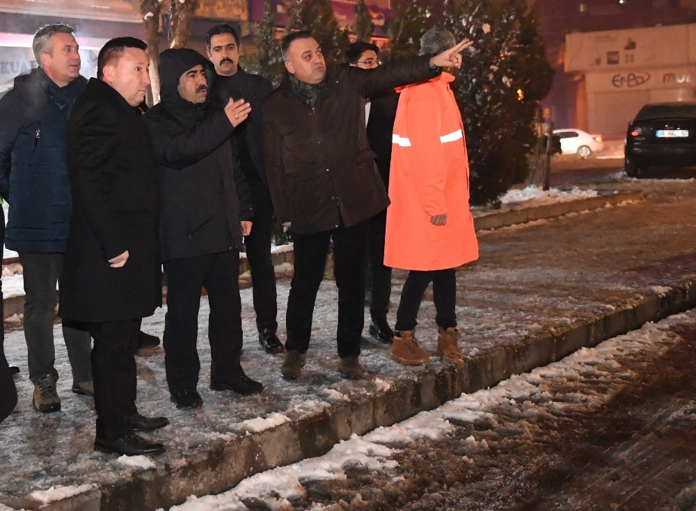 Vali Güzeloğlu tuzlama ve temizleme çalışmalarını denetledi 