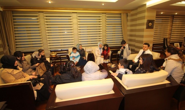 Vali Işın ve eşi öğrencileri kabul etti