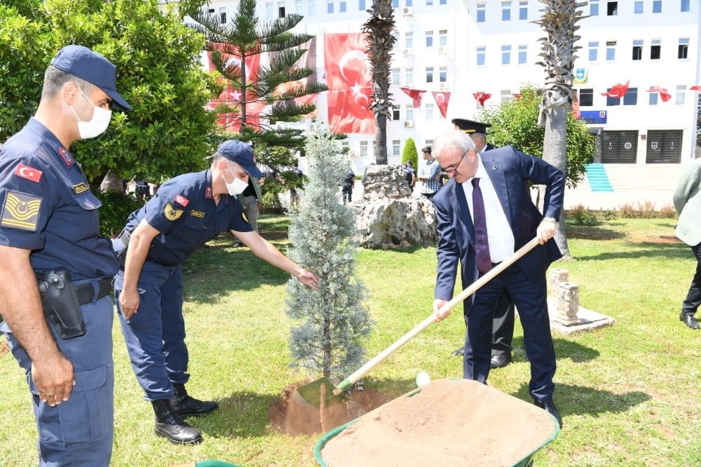 Vali Karaloğlu Jandarma Komutanlığı’nın bahçesine veda fidanı dikti 