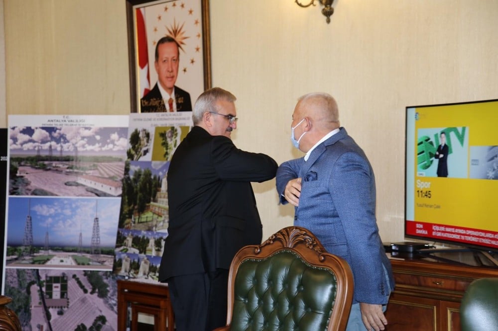 Vali Karaloğlu ve Başkan Şahin’den dirsek temaslı selam 