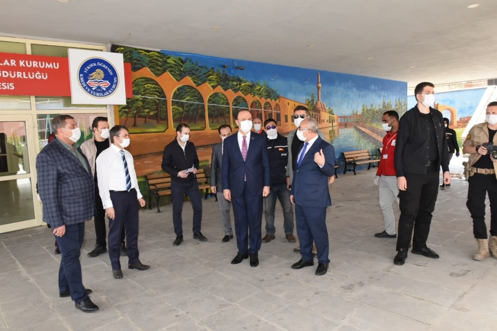 Vali karantinadaki vatandaşları ziyaret etti 