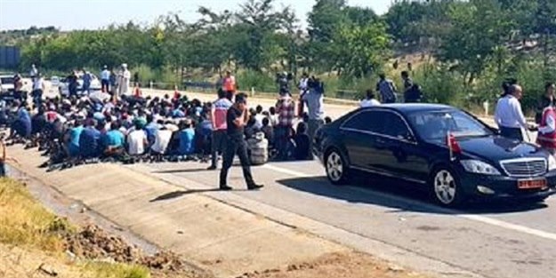 Vali karayolunda mültecilerle namaz kıldı