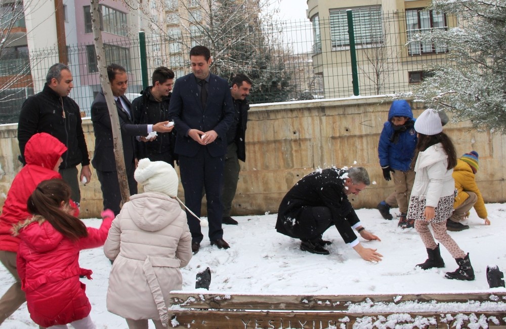 Vali, karne alan öğrencilerle kartopu oynadı 