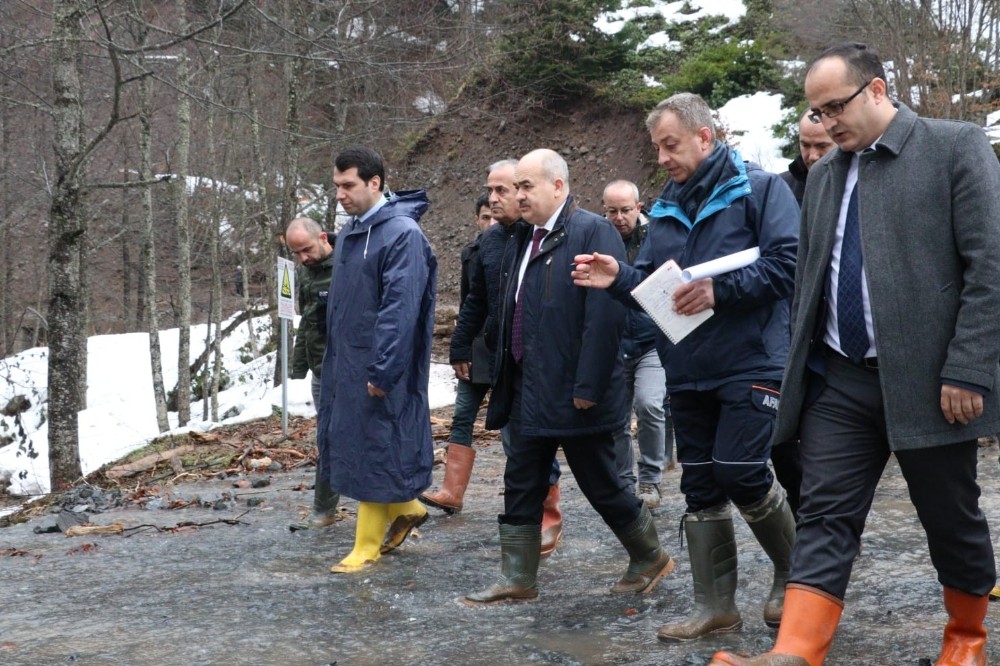 Vali kayıp operatörün arandığı alanda incelemelerde bulundu 