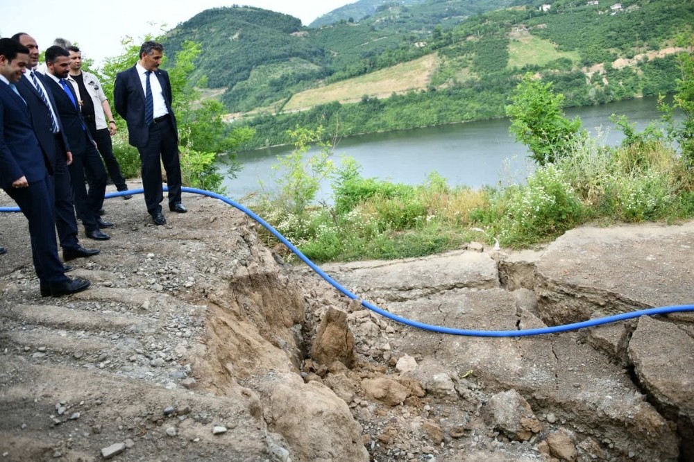 Vali Kaymak, heyelan bölgesini inceledi 