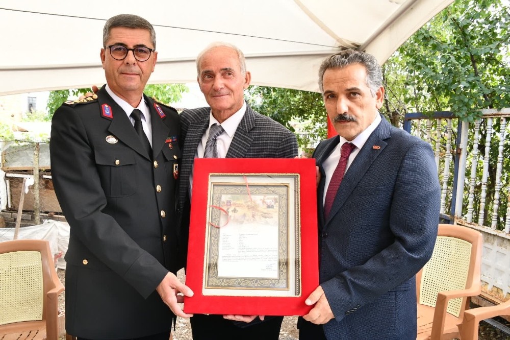 Vali Kaymak şehit binbaşının ailesine ’Şehadet Belgesi’ni teslim etti 