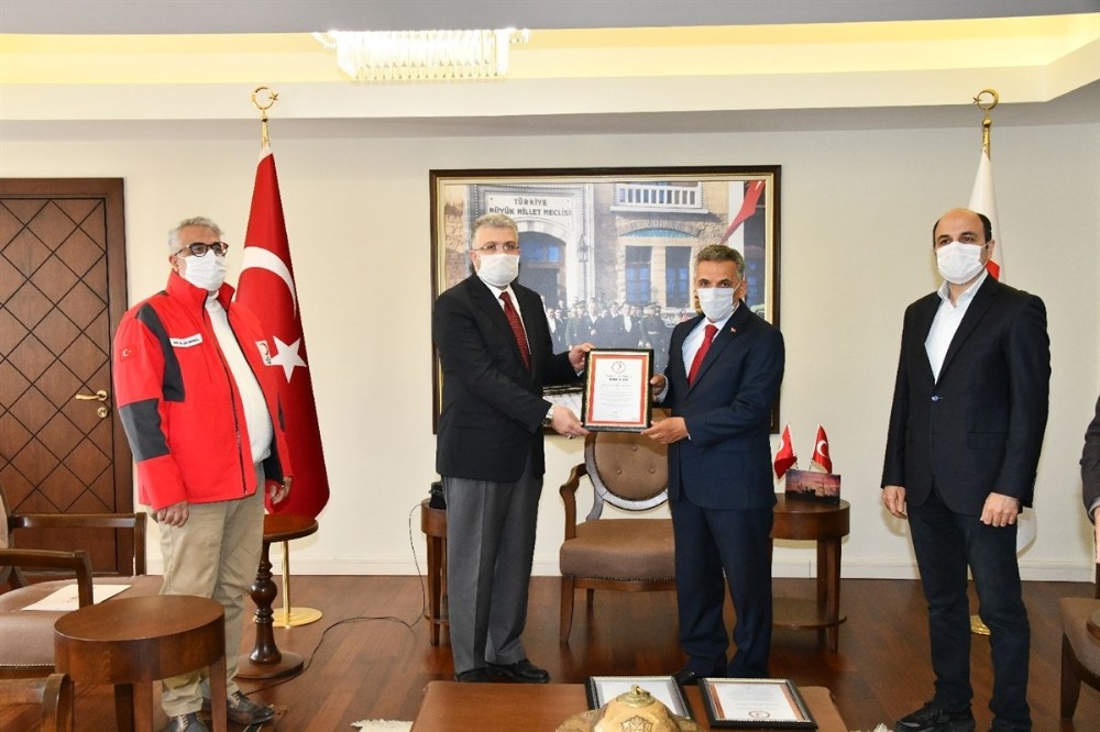 Vali Kaymak’tan immün plazma bağışçılarına sertifika 