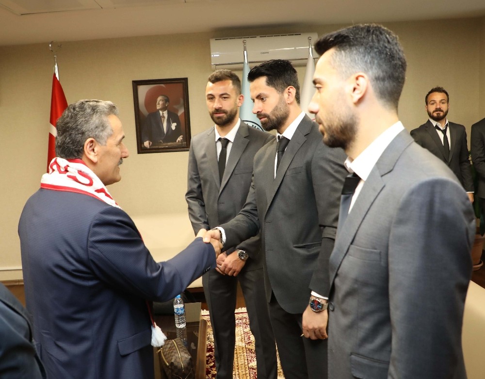 Vali Kaymak’tan Samsunsporlu futbolculara: “İnananlar başarır” 