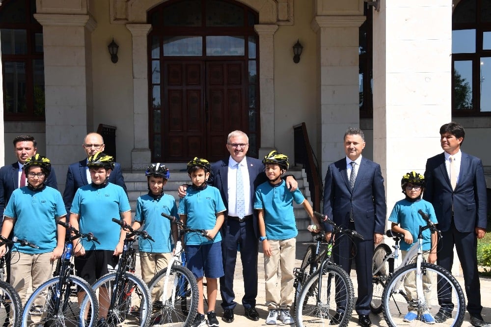 Vali kendisinden bisiklet isteyen öğrencileri kırmadı 