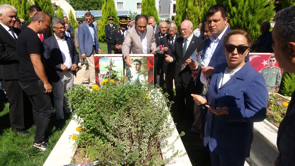 Vali Kocabıyık şehitlik, polis ve jandarmayı ziyaret etti 