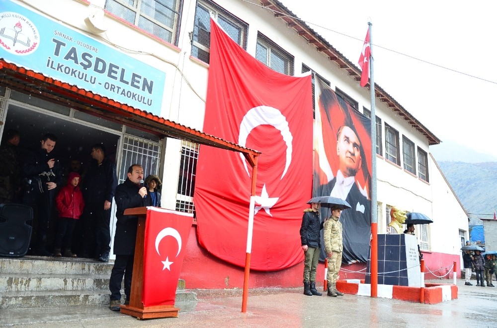Vali konuştu, asker ıslanmasın diye koruması şemsiye tuttu 