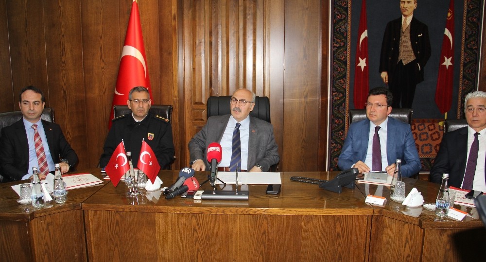 Vali Köşger; “Aydın’da 23 şüpheli vakadan 22’sinin testi negatif çıktı, bir kişinin ise test çalışmaları devam ediyor” 