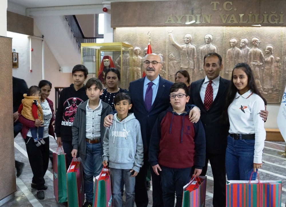 Vali Köşger, bayrağa saygı gösteren çocukları ödüllendirdi 