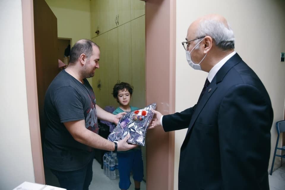 Vali Köşger, karantinadaki vatandaşları ziyaret etti 