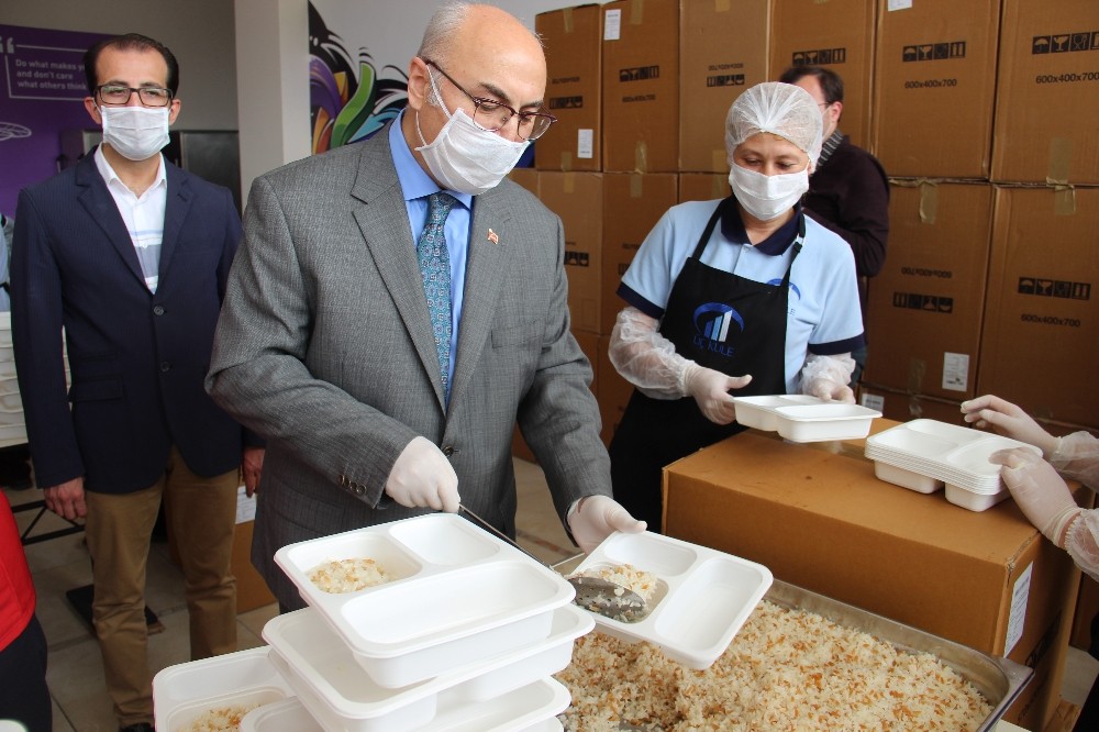 Vali Köşger, kazanların başına geçip iftar yemeği paketledi 