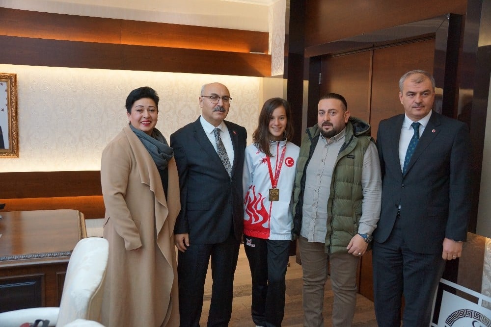 Vali Köşger, Muay -Thai şampiyonunu ağırladı 