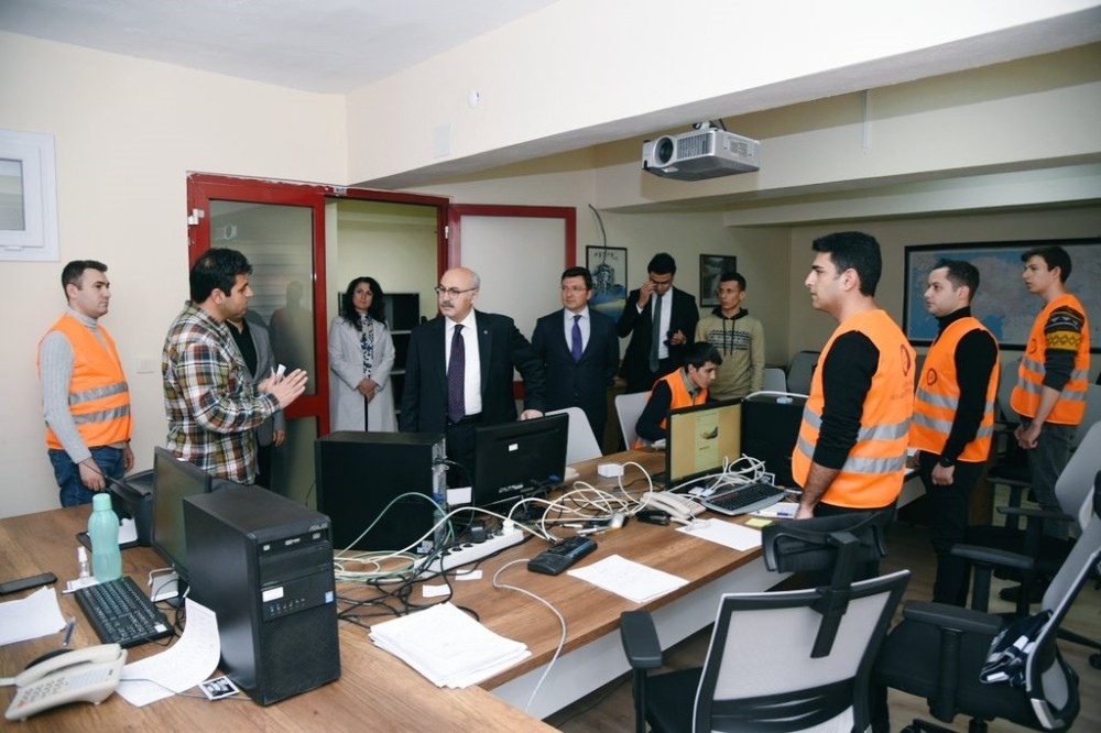 Vali Köşger, Vefa Sosyal Destek Çağrı Merkezi’ni ziyaret etti 