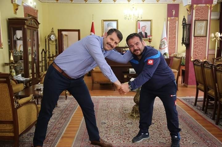 Vali, makamında güreş tuttu 
