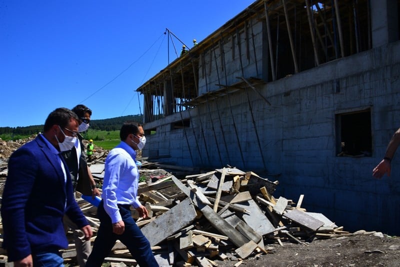 Vali Masatlı, Yalnızçamda Kış Turizmi Alt Yapısının Geliştirilmesi Projesi kapsamında iki günübirlik tesis ve çocuk parkı inşaatını inceledi 