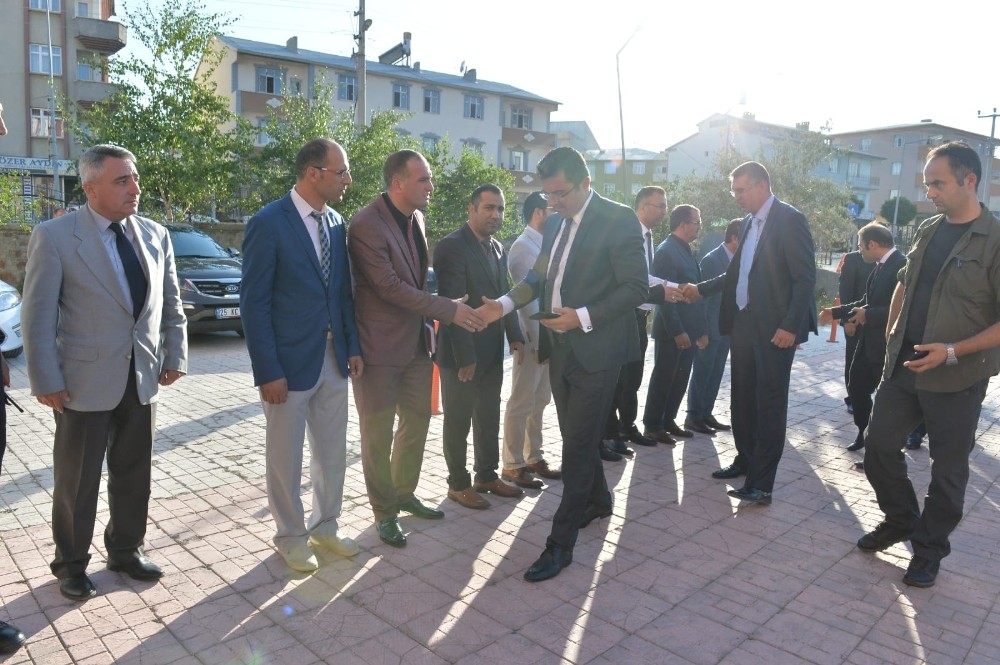 Vali Memiş, 2 kişinin hayatını kaybettiği kavganın ardından Horasan’da incelemelerde bulundu 